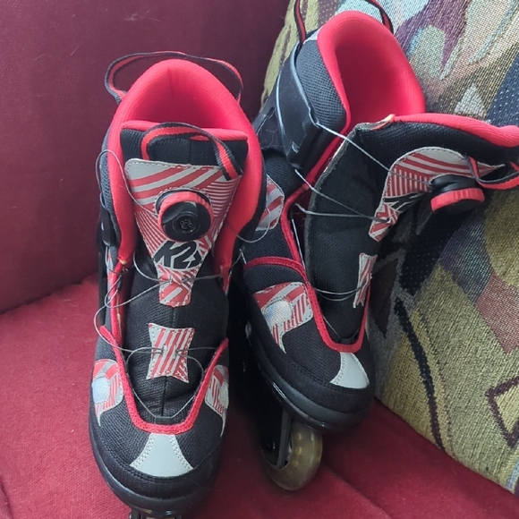 Roller Blades  Sleek Black and Red Shoes for Style and Comfort - Picture 4 of 5